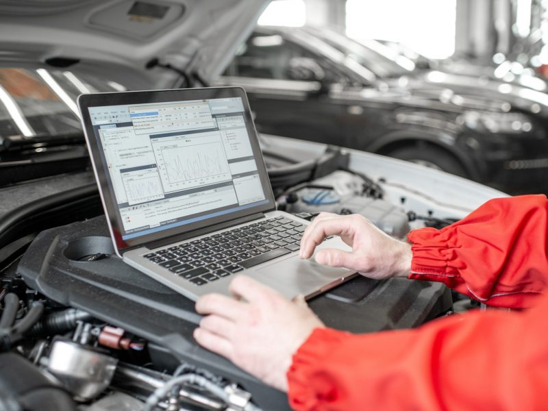 Diagnosing car engine with a laptop